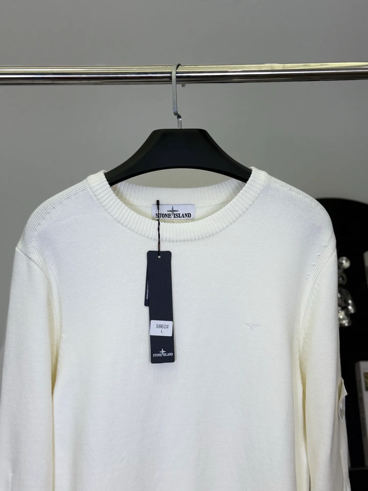 P400 💕Stone Island’s knitted sweater transforms workwear aesthetics into street-quality white moonlight. In the “style breakout battle” of trendy brands, Stone Island’s white round-neck knitted sweater is a wonderful symbiosis of “function and freshness”.  It uses delicate knitting technology to create a soft silhouette. The low-key cross logo on the chest and the three-dimensional cable tie details on the sleeves are the fashionable luxury code engraved in Stone Island's genes. The pure white model hides the workwear texture in simplicity; the classic round neck is suitable for all styles and is the "style palette" in the wardrobe.  As an ingenious work of an Italian fashionable luxury brand, its knitted texture is soft, waxy and tough. The upper body has both workwear-style details and a refreshing body feel for daily wear. Whether you wear it with overalls for a functional trend, or with jeans for a street style, you can easily wear it with a high-end feel that "fashion-savvy fashionistas will understand instantly."  This autumn and winter, let it become the "White Samurai Badge" in your wardrobe and unlock Stone Island-style functional aesthetics for daily life.